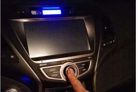 車載屏幕不亮什么原因-有駕